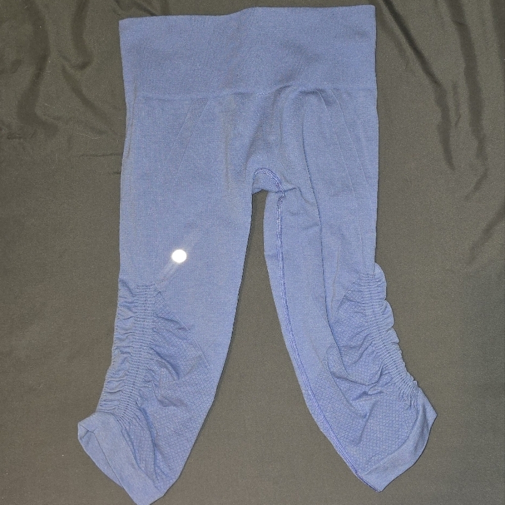 Blue Lululemon cropped leggings